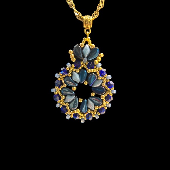 Elegant Gold and Blue Floral Necklace Set - Picture 2 of 3